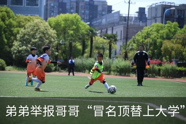 弟弟举报哥哥“冒名顶替上大学”疑案今日开庭，母亲首度发声否认顶替，兄弟各执一词，高校认定证据确凿